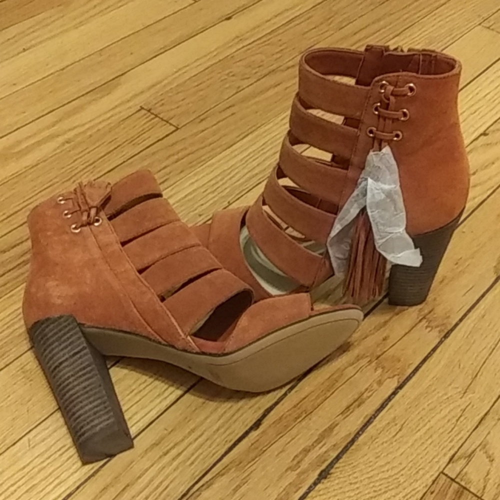 ❤NWOT - GUESS - Strap Sandal Heels ❤